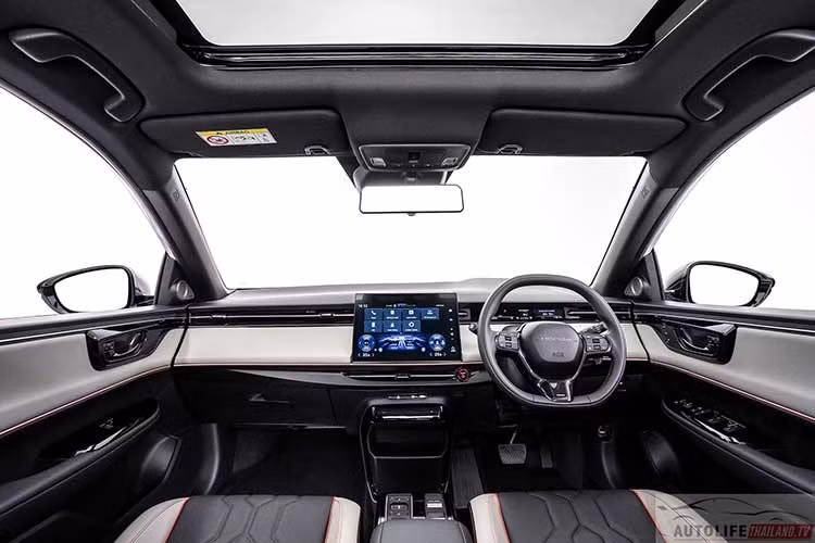 Không gian nội thất của e:N2 được thiết kế theo phong cách tối giản, tập trung vào trải nghiệm số hóa. Xe trang bị màn hình giải trí trung tâm 12,8 inch, bảng đồng hồ kỹ thuật số 9,4 inch và màn hình hiển thị kính lái HUD 11,5 inch, giúp người lái dễ dàng theo dõi các thông tin vận hành.