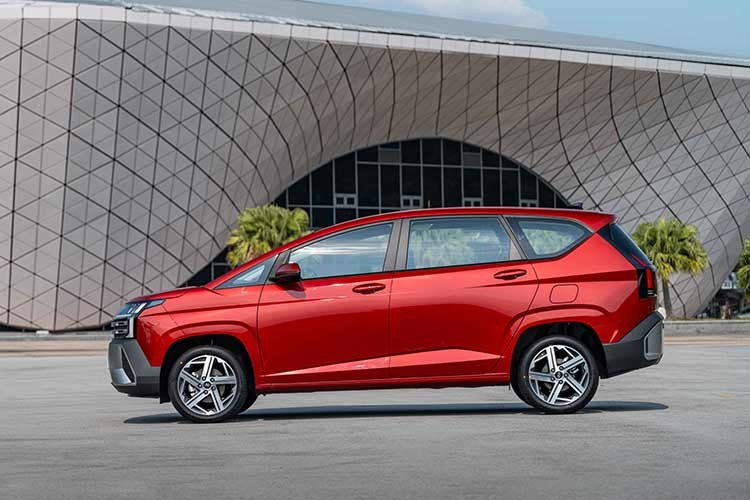 Tương tự xe ở Indonesia và Thái Lan, Hyundai Stargazer 2026 dành cho Việt Nam đã được nâng cấp ở nhiều chi tiết ngoại thất. Trong đó, phần đầu xe được tái thiết kế với ngôn ngữ tạo hình thể thao và cứng cáp hơn. Dải đèn LED định vị ban ngày trở thành điểm nhận diện nổi bật, kết hợp cùng cụm đèn pha đặt cao và lưới tản nhiệt mở rộng.