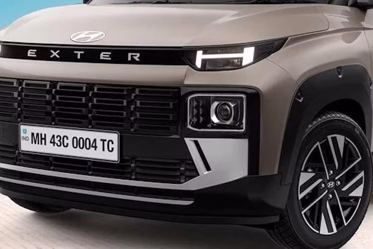 Phiên bản Exter nâng cấp sử dụng mâm hợp kim 15 inch cắt kim cương mới. Các bánh xe được đặt trong các hốc bánh nổi bật với lớp ốp thân xe hầm hố hơn, mang đến cho chiếc crossover vẻ ngoài cứng cáp hơn so với các đối thủ cùng phân khúc.