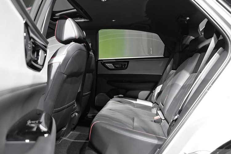 Cung cấp sức mạnh cho xe là mô-tơ điện đồng bộ AC, sản sinh công suất tối đa 204 mã lực và mô-men xoắn 310 Nm, kết hợp hệ dẫn động cầu trước. Xe sử dụng bộ pin lithium-ion (NMC) dung lượng 68,8 kWh, cho phạm vi hoạt động tối đa 530 km theo chuẩn NEDC và tốc độ tối đa 160 km/h.