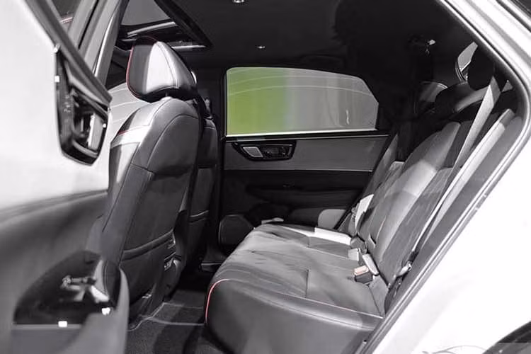 Cung cấp sức mạnh cho xe là mô-tơ điện đồng bộ AC, sản sinh công suất tối đa 204 mã lực và mô-men xoắn 310 Nm, kết hợp hệ dẫn động cầu trước. Xe sử dụng bộ pin lithium-ion (NMC) dung lượng 68,8 kWh, cho phạm vi hoạt động tối đa 530 km theo chuẩn NEDC và tốc độ tối đa 160 km/h.