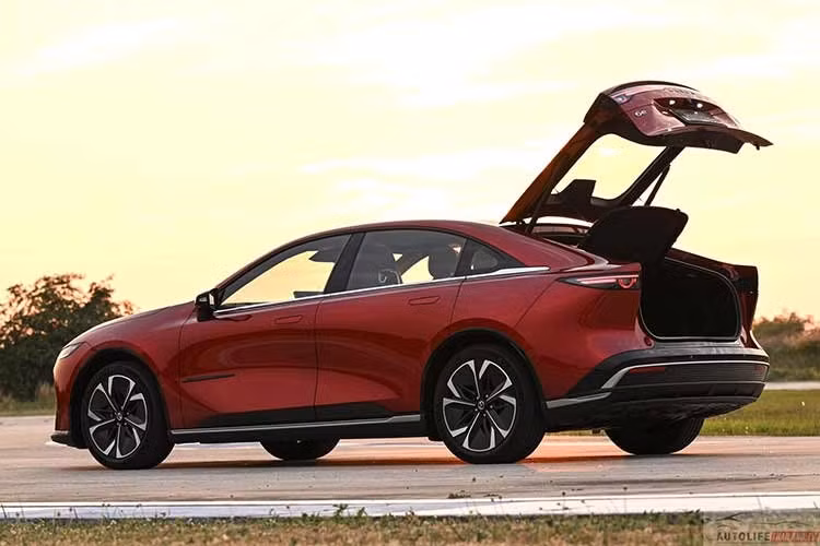 Về thiết kế, Mazda6e tiếp tục áp dụng ngôn ngữ KODO – Soul of Motion với phong cách thanh lịch và hiện đại. Xe nổi bật với cụm đèn LED Signature Wing, dải đèn hậu dạng thanh ngang, cửa không viền và cánh gió sau điều khiển điện. Bộ mâm 19 inch đi cùng lốp Michelin e-Primacy giúp tăng hiệu quả vận hành và tiết kiệm năng lượng.