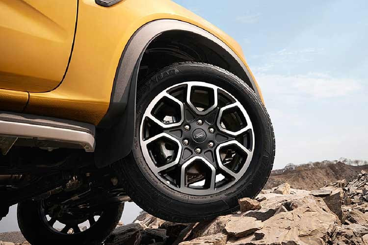 Tiếp theo đó là tem chữ nổi "Wildtrak" màu đen trên nắp ca-pô, hốc gió trung tâm với viền sơn màu và tấm ốp bảo vệ gầm trước màu bạc. Bệ bước chân bằng nhôm đúc mới, logo "Wildtrak X" trên cửa trước/cửa thùng hàng, tay nắm cửa sơn màu đen, mâm 17 inch với thiết kế 6 chấu kép, phay xước 2 màu.