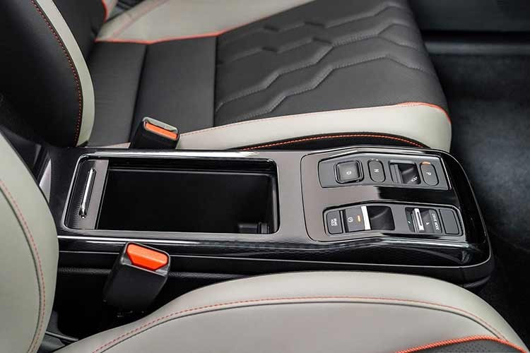 Về khả năng sạc, Honda e:N2 hỗ trợ cả sạc AC và sạc nhanh DC với công suất tối đa lần lượt là 6,6 kW và 78 kW. Theo công bố, xe có thể sạc từ 30% lên 80% trong khoảng 40 phút, đáp ứng nhu cầu sử dụng hàng ngày.