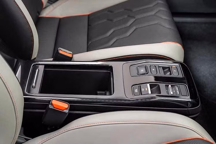 Về khả năng sạc, Honda e:N2 hỗ trợ cả sạc AC và sạc nhanh DC với công suất tối đa lần lượt là 6,6 kW và 78 kW. Theo công bố, xe có thể sạc từ 30% lên 80% trong khoảng 40 phút, đáp ứng nhu cầu sử dụng hàng ngày.