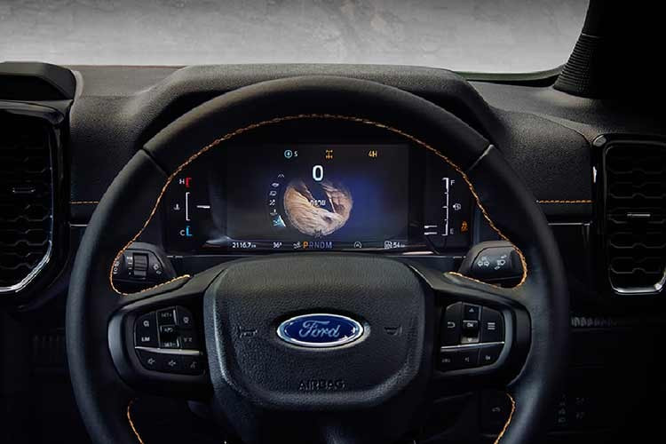 Bên cạnh đó là những trang bị khác như ghế bọc da, ghế trước chỉnh điện 8 hướng, bảng đồng hồ kỹ thuật số đa sắc TFT 12,4 inch, màn hình cảm ứng trung tâm 12 inch nằm dọc, hỗ trợ kết nối Apple CarPlay/Android Auto không dây, đèn viền nội thất, điều hòa tự động 2 vùng và 4 cổng USB.