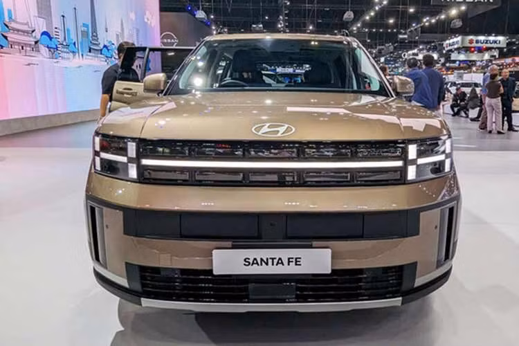 Ở phiên bản SantaFe Hybrid 2026 bản Prestige cao cấp, xe có thêm đèn pha LED projector, kính chắn gió cách nhiệt năng lượng mặt trời và kính hai lớp cho hàng ghế trước nhằm tăng khả năng cách âm.