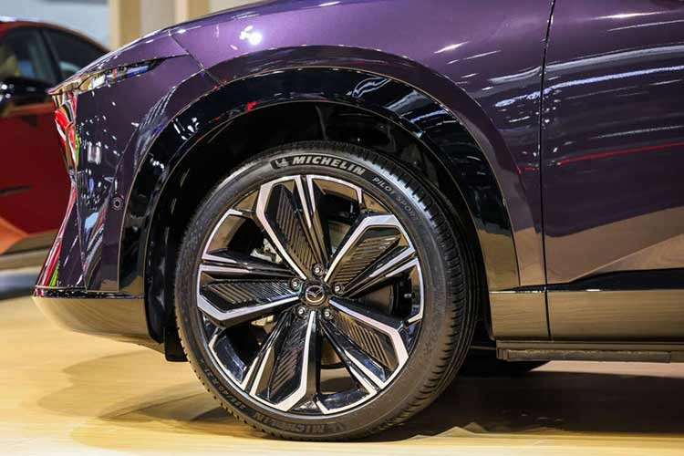 Xe được trang bị lưới tản nhiệt đóng kín dạng “mũi cá mập” tích hợp đèn LED ẩn, dải đèn LED định vị ban ngày sắc nét và nằm phía trên đèn pha chính, thân xe góc cạnh, đèn hậu hình chữ L mỏng cũng như nóc sơn màu đen bóng. Tùy theo thị trường, xe sẽ dùng camera kỹ thuật số thay cho gương chiếu hậu truyền thống và mâm hợp kim 21 inch dạng cánh hoa.