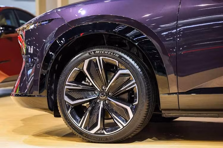 Xe được trang bị lưới tản nhiệt đóng kín dạng “mũi cá mập” tích hợp đèn LED ẩn, dải đèn LED định vị ban ngày sắc nét và nằm phía trên đèn pha chính, thân xe góc cạnh, đèn hậu hình chữ L mỏng cũng như nóc sơn màu đen bóng. Tùy theo thị trường, xe sẽ dùng camera kỹ thuật số thay cho gương chiếu hậu truyền thống và mâm hợp kim 21 inch dạng cánh hoa.