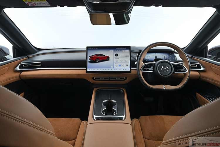 Không gian nội thất mang phong cách cao cấp với tùy chọn phối màu đen hoặc đen – nâu, sử dụng chất liệu da Nappa kết hợp da lộn. Xe được trang bị mái kính toàn cảnh, hệ thống đèn viền nội thất 64 màu, ghế trước có sưởi và làm mát, cùng điều hòa tự động 3 vùng.