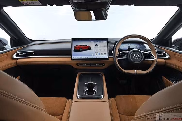 Không gian nội thất mang phong cách cao cấp với tùy chọn phối màu đen hoặc đen – nâu, sử dụng chất liệu da Nappa kết hợp da lộn. Xe được trang bị mái kính toàn cảnh, hệ thống đèn viền nội thất 64 màu, ghế trước có sưởi và làm mát, cùng điều hòa tự động 3 vùng.