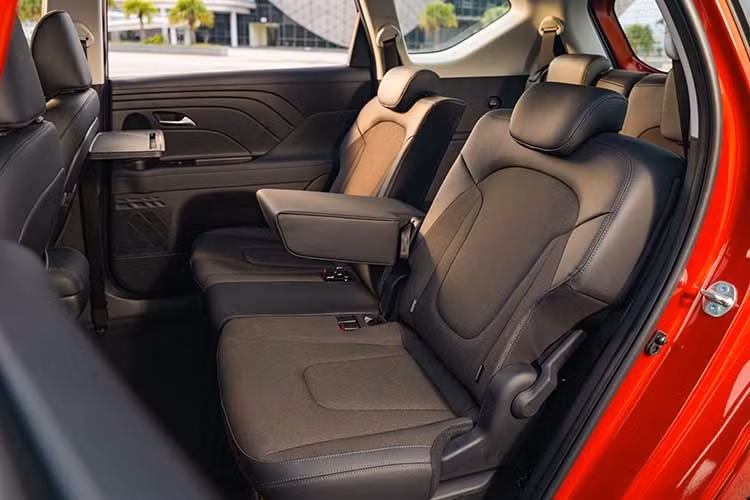 Bên cạnh các chức năng giải trí và hiển thị bản đồ, hệ thống còn cho phép điều chỉnh nhiều tính năng vận hành của xe, bao gồm các thiết lập liên quan đến hệ thống hỗ trợ lái nâng cao ADAS. Những trang bị tiện nghi khác của xe gồm có hệ thống điều hòa tự động, kết nối Apple CarPlay/Android Auto không dây, cửa gió cho hàng ghế sau, cổng sạc USB Type-C cùng các kết nối thông minh.