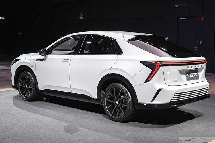 Honda e:N2 thuộc dòng e:N Series, sử dụng nền tảng xe điện chuyên dụng của hãng và nhập khẩu nguyên chiếc từ Trung Quốc. Đây cũng là thế hệ SUV điện mới của Honda trong phân khúc crossover cỡ C, hướng tới nhóm khách hàng tìm kiếm phương tiện di chuyển xanh nhưng vẫn chú trọng công nghệ và thiết kế.