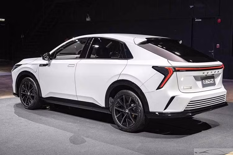 Honda e:N2 thuộc dòng e:N Series, sử dụng nền tảng xe điện chuyên dụng của hãng và nhập khẩu nguyên chiếc từ Trung Quốc. Đây cũng là thế hệ SUV điện mới của Honda trong phân khúc crossover cỡ C, hướng tới nhóm khách hàng tìm kiếm phương tiện di chuyển xanh nhưng vẫn chú trọng công nghệ và thiết kế.