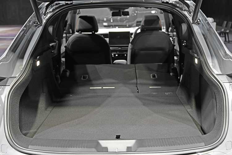 Mức giá bán của mẫu SUV thuần điện Honda e:N2 2026 tại thị trường Thái Lan được công bố từ 1.429.000 Baht (tương đương 1,14 tỷ đồng) và được nhập khẩu nguyên chiếc từ Trung Quốc. Honda e:N2 đi kèm chính sách bảo hành 5 năm hoặc 140.000 km, bảo hành pin 8 năm hoặc 160.000 km, cùng nhiều ưu đãi như tặng bộ sạc tại nhà, sạc di động và bảo hiểm thân vỏ.