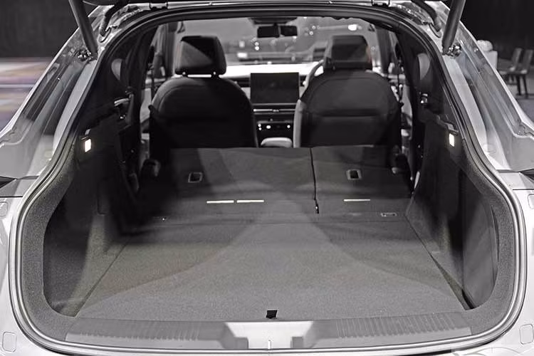 Mức giá bán của mẫu SUV thuần điện Honda e:N2 2026 tại thị trường Thái Lan được công bố từ 1.429.000 Baht (tương đương 1,14 tỷ đồng) và được nhập khẩu nguyên chiếc từ Trung Quốc. Honda e:N2 đi kèm chính sách bảo hành 5 năm hoặc 140.000 km, bảo hành pin 8 năm hoặc 160.000 km, cùng nhiều ưu đãi như tặng bộ sạc tại nhà, sạc di động và bảo hiểm thân vỏ.