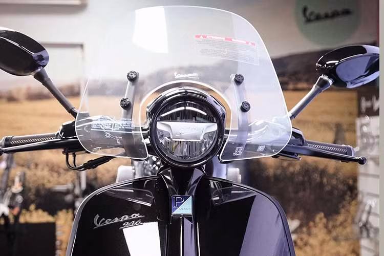 Liên hệ với một đại lý Piaggio tại Hà Nội và TP.HCM, các nhân viên bán hàng tại đây cho biết Vespa 946 Horse 2026 hiện có giá 610 triệu đồng nhưng hiện đã hết hàng. Một đại lý khác còn đúng 1 xe nhưng "hét" giá lên tới 750 triệu đồng, nhưng cũng không chắc chắn có xe giao ngay hay không.