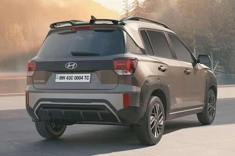 Hyundai Exter thế hệ mới có kiểu dáng được sửa đổi, nổi bật với phần đầu xe rộng hơn cùng điểm nhấn trung tâm mới. Cản trước và cản sau trông góc cạnh hơn, trong khi lưới tản nhiệt màu đen được thiết kế lại với kiểu lưới mới mẻ hơn.