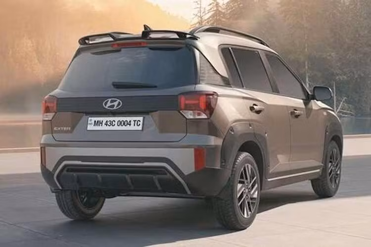 Hyundai Exter thế hệ mới có kiểu dáng được sửa đổi, nổi bật với phần đầu xe rộng hơn cùng điểm nhấn trung tâm mới. Cản trước và cản sau trông góc cạnh hơn, trong khi lưới tản nhiệt màu đen được thiết kế lại với kiểu lưới mới mẻ hơn.