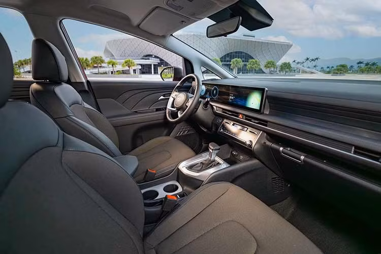 Không dừng lại ở diện mạo nâng cấp bên ngoài, Stargazer 2026 mới ra mắt Việt Nam còn được nâng cấp khoang nội thất với các đường nét mềm mại, liền mạch hơn. Bên cạnh đó là cách phối màu và vật liệu mới giúp tổng thể không gian trở nên hài hòa, bắt mắt hơn.