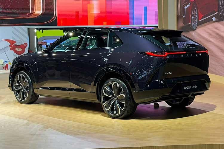 Như vậy, mẫu xe này có kích thước lớn hơn Mazda CX-60 nhưng nhỏ hơn CX-90. Khoang hành lý chỉ có thể tích tiêu chuẩn 363 lít nhưng sẽ tăng lên 1.434 lít nếu gập hàng ghế sau. Bên dưới nắp ca-pô trước còn có ngăn chứa đồ 80 lít. Tuy dùng khung gầm của xe Trung Quốc nhưng CX-6e vẫn mang thiết kế đậm chất Mazda. Trên thực tế, mẫu xe này trông như phiên bản phóng to của Mazda3 Sport.