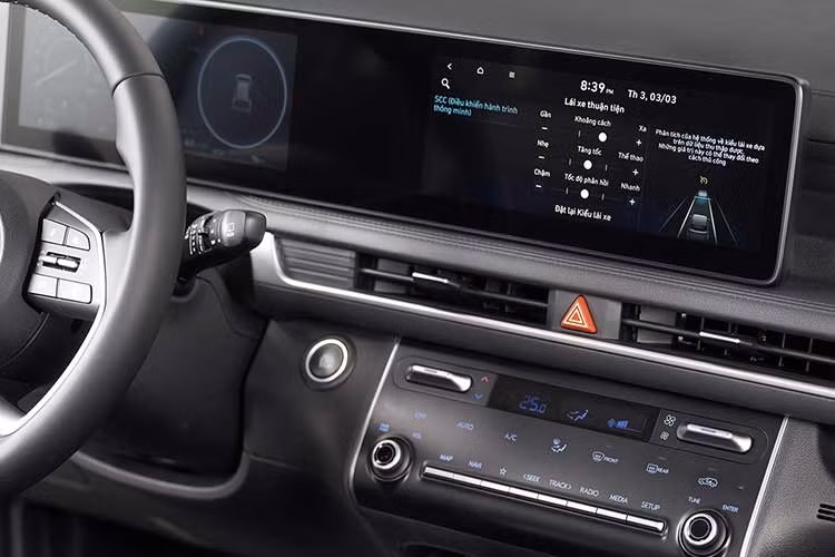 Điểm nhấn công nghệ trên phiên bản mới là cụm màn hình kép gồm bảng đồng hồ kỹ thuật số và màn hình cảm ứng trung tâm liền mạch, cùng có kích thước 10,25 inch. Màn hình có giao diện hiển thị trực quan, giúp người lái dễ dàng theo dõi thông tin và thao tác.
