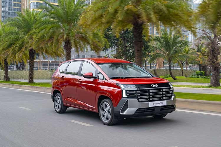 Stargazer 2026 mới đã chính thức có mặt tại hệ thống đại lý Hyundai trên toàn quốc từ ngày 24/03/2026 với 5 tùy chọn màu sắc gồm trắng, bạc, xám, đen và đỏ đô. Nhân dịp ra mắt Stargazer mới, Hyundai Thành Công Việt Nam cũng triển khai nhiều chương trình ưu đãi dành cho khách hàng.