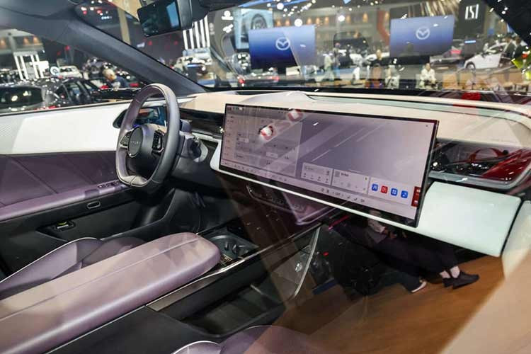 Ngoài ra, Mazda CX-6e còn có màn hình hiển thị thông tin trên kính lái (HUD), ghế sau thông gió, đèn viền nội thất 256 màu và hệ thống âm thanh 23 loa hỗ trợ Dolby Atmos với loa tích hợp trong tựa đầu ghế trước. Mỗi loa trong tựa đầu đều có thể kết nối Bluetooth riêng, cho phép hai người phía trước nghe nhạc hoặc gọi điện độc lập mà không làm phiền người khác. Trong khi đó, trần kính toàn cảnh của xe có độ truyền sáng 35% và lớp phủ phản xạ nhiệt, chặn tới 99,7% tia UV.