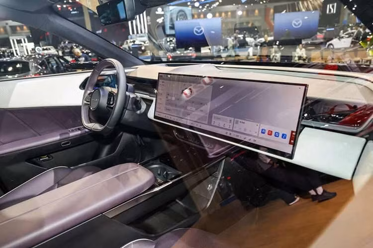 Ngoài ra, Mazda CX-6e còn có màn hình hiển thị thông tin trên kính lái (HUD), ghế sau thông gió, đèn viền nội thất 256 màu và hệ thống âm thanh 23 loa hỗ trợ Dolby Atmos với loa tích hợp trong tựa đầu ghế trước. Mỗi loa trong tựa đầu đều có thể kết nối Bluetooth riêng, cho phép hai người phía trước nghe nhạc hoặc gọi điện độc lập mà không làm phiền người khác. Trong khi đó, trần kính toàn cảnh của xe có độ truyền sáng 35% và lớp phủ phản xạ nhiệt, chặn tới 99,7% tia UV.