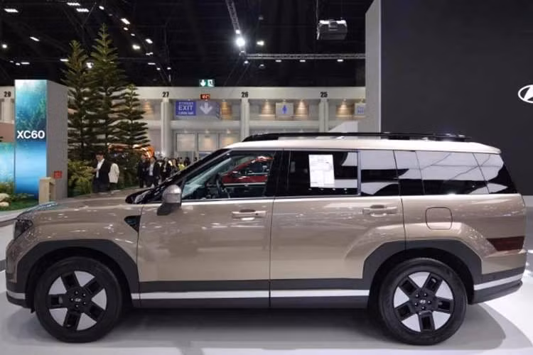 SantaFe Hybrid 2026 sở hữu kích thước 4.830 x 1.900 x 1.770 mm cùng trục cơ sở 2.815 mm, tăng lần lượt 45 mm chiều dài, 60 mm chiều cao và 50 mm trục cơ sở so với đời trước. Những thay đổi này giúp không gian cabin trở nên rộng rãi hơn, đặc biệt là hàng ghế thứ hai và thứ ba.