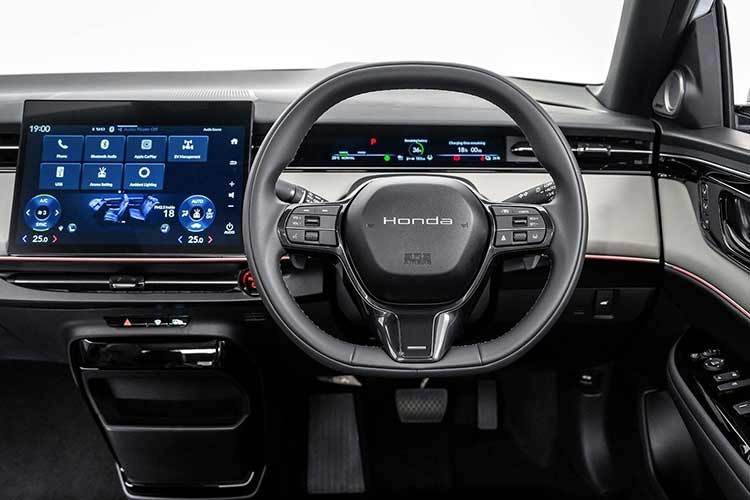 Hệ thống giải trí hỗ trợ Apple CarPlay và Android Auto không dây, kết hợp dàn âm thanh Bose 12 loa cùng công nghệ chống ồn chủ động, mang lại trải nghiệm tiện nghi cho hành khách. Ngoài ra, xe còn được trang bị nhiều tiện ích như điều hòa tự động hai vùng, hệ thống lọc không khí và các tính năng hỗ trợ kết nối thông minh.