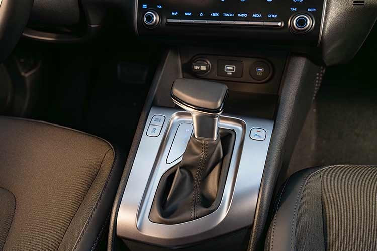 Cuối cùng là các tính năng an toàn khá đầy đủ trong phân khúc MPV cỡ nhỏ ở Việt Nam. Xe được trang bị gói công nghệ an toàn chủ động Hyundai SmartSense, bao gồm các tính năng: kiểm soát hành trình thông minh; hỗ trợ phòng tránh va chạm phía trước; đèn pha tự động thích ứng; hỗ trợ cảnh báo và phòng tránh va chạm điểm mù...