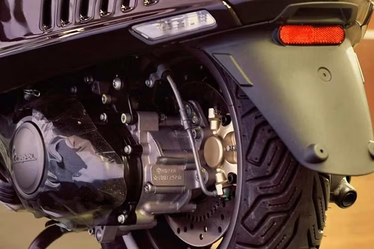 Các trang bị tiêu chuẩn khác như bảng đồng hồ kỹ thuật số, đèn chiếu sáng LED. Vành đúc đa chấu hai tông màu. 946 sử dụng khung liền khối bằng thép với các bộ phận bằng nhôm, như: vành, tay lái, ốp hông, chắn bùn trước, đỡ gương và đỡ yên. Xe sử dụng hệ thống treo trước gắp đơn với lò xo cuộn và giảm xóc đơn. Giảm xóc sau kiểu giảm xóc thủy lực đơn có thể điều chỉnh tải trọng 5 cấp.