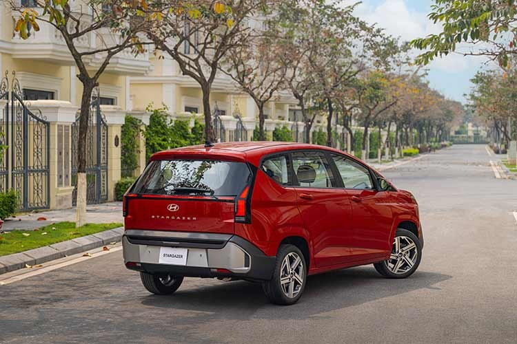 Được nhập khẩu nguyên chiếc từ Indonesia như đời cũ, Hyundai Stargazer 2026 có 2 phiên bản là Đặc biệt và Cao cấp. Giá bán tương ứng của 2 phiên bản này là 569 triệu và 615 triệu đồng. Như vậy, so với xe đời cũ, giá khởi điểm của mẫu MPV này đã tăng mạnh, lên đến 80 triệu đồng.