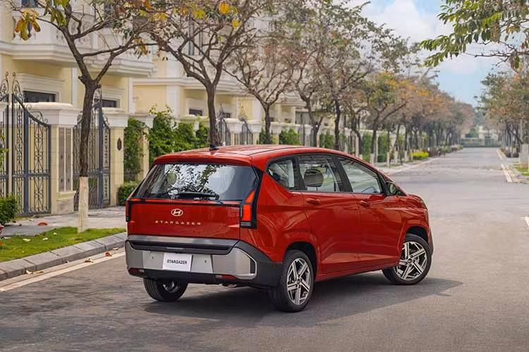 Được nhập khẩu nguyên chiếc từ Indonesia như đời cũ, Hyundai Stargazer 2026 có 2 phiên bản là Đặc biệt và Cao cấp. Giá bán tương ứng của 2 phiên bản này là 569 triệu và 615 triệu đồng. Như vậy, so với xe đời cũ, giá khởi điểm của mẫu MPV này đã tăng mạnh, lên đến 80 triệu đồng.