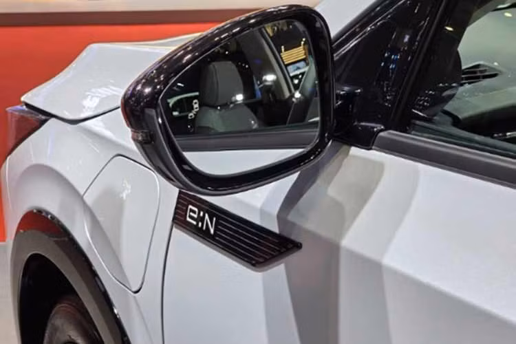 Mẫu xe có kích thước tổng thể dài 4.788 mm, rộng 1.838 mm, cao 1.570 mm cùng chiều dài cơ sở khoảng 2.733 mm, giúp không gian nội thất rộng rãi hơn so với nhiều mẫu xe điện cùng phân khúc. Với thông số này, e:N2 được định vị cạnh tranh trong phân khúc SUV cỡ C.