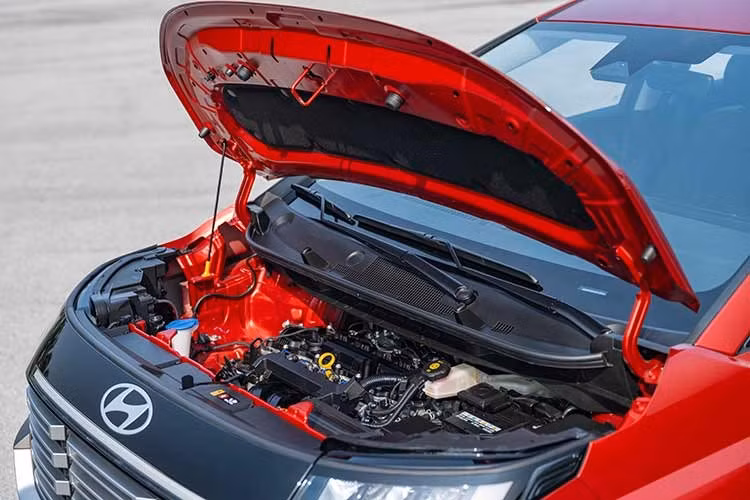 Ngoài ra, xe còn có hệ thống hỗ trợ phòng tránh va chạm phía sau; hỗ trợ giữ làn đường; hỗ trợ định tâm làn đường; hỗ trợ cảnh báo xe phía trước di chuyển; hỗ trợ mở cửa an toàn; và hỗ trợ cảnh báo bỏ quên người ngồi phía sau. Bên cạnh đó, xe được trang bị 6 túi khí cùng các hệ thống an toàn tiêu chuẩn khác.