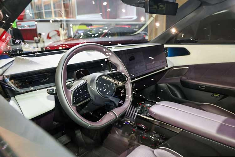 Bên trong mẫu SUV hạng trung này là không gian nội thất 2 hàng ghế với 5 chỗ ngồi rộng rãi. Điểm nhấn của nội thất nằm ở màn hình thông tin giải trí dạng cảm ứng khổng lồ với kích thước lên đến 26 inch, trải dài từ trung tâm sang phía ghế phụ. Màn hình này tích hợp hầu hết các chức năng của xe như điều hòa, kết nối Apple CarPlay/Android Auto không dây và điều khiển bằng giọng nói với câu lệnh “Hey Mazda”.