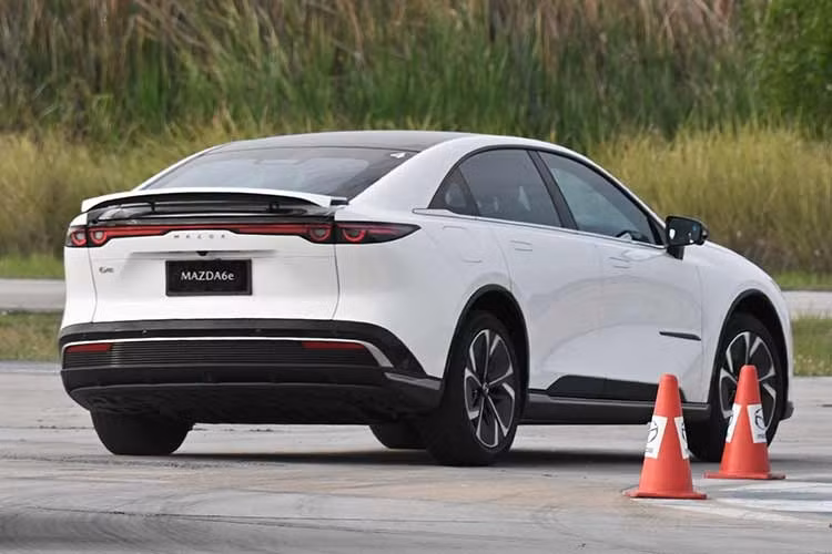 Đáng chú ý, Mazda đã tinh chỉnh lại hệ thống khung gầm so với mẫu xe nền tảng ban đầu, bao gồm giảm xóc, lò xo, tay đòn trước và các điểm liên kết nhằm mang lại cảm giác lái đặc trưng của thương hiệu. Xe cũng có phân bổ trọng lượng lý tưởng 50:50, kết hợp các chế độ lái và hệ thống phanh tái sinh nhiều cấp độ.