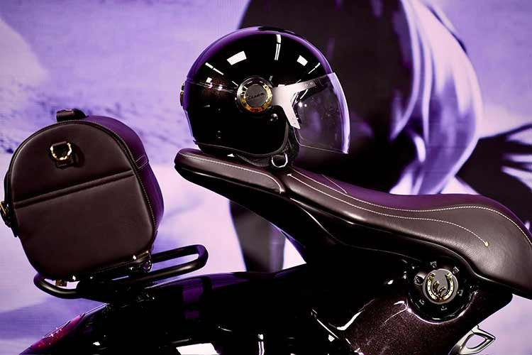So với các phiên bản trước đây, Vespa 946 Horse mang nhiều điểm đặc biệt khi khoác lên mình dàn áo màu nâu ánh kim. Xe sử dụng da và các tiết màu vàng để trang trí. Chất liệu da xuất hiện trên tay nắm với đường chỉ khâu hình thoi chạy dọc. Yên bọc da kết hợp với chỉ khâu màu vàng tạo nét đặc trưng riêng.