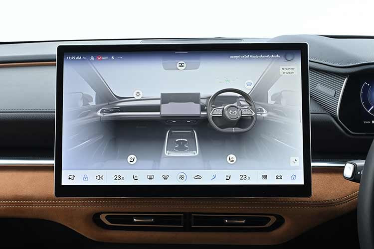 Mazda6e sở hữu loạt công nghệ đáng chú ý như màn hình trung tâm 14,6 inch, bảng đồng hồ kỹ thuật số 10,2 inch và hệ thống hiển thị thông tin trên kính lái (AR HUD) kích thước lớn. Xe sử dụng chip Qualcomm 8155, hỗ trợ Apple CarPlay/Android Auto không dây, điều khiển giọng nói, điều khiển cử chỉ và hệ thống âm thanh Sony 14 loa.