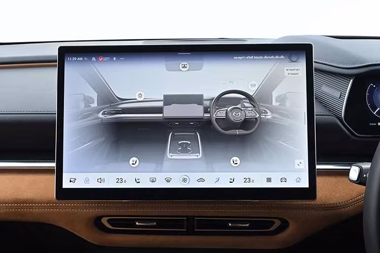 Mazda6e sở hữu loạt công nghệ đáng chú ý như màn hình trung tâm 14,6 inch, bảng đồng hồ kỹ thuật số 10,2 inch và hệ thống hiển thị thông tin trên kính lái (AR HUD) kích thước lớn. Xe sử dụng chip Qualcomm 8155, hỗ trợ Apple CarPlay/Android Auto không dây, điều khiển giọng nói, điều khiển cử chỉ và hệ thống âm thanh Sony 14 loa.