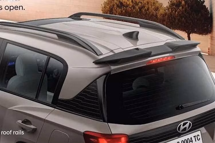 Hệ thống đèn chiếu sáng vẫn giữ nguyên với đèn định vị chữ H tương tự đàn anh SantaFe, và dòng chữ Exter in đậm được di chuyển lên phần viền đen mỏng bao quanh đèn pha LED. Ở phía sau, phiên bản nâng cấp Exter có thêm trụ C và ốp trang trí cửa hậu mới, đồng thời kiểu dáng tổng thể trở nên thể thao hơn với cánh gió trên nóc xe kiểu cánh chim đặc trưng.