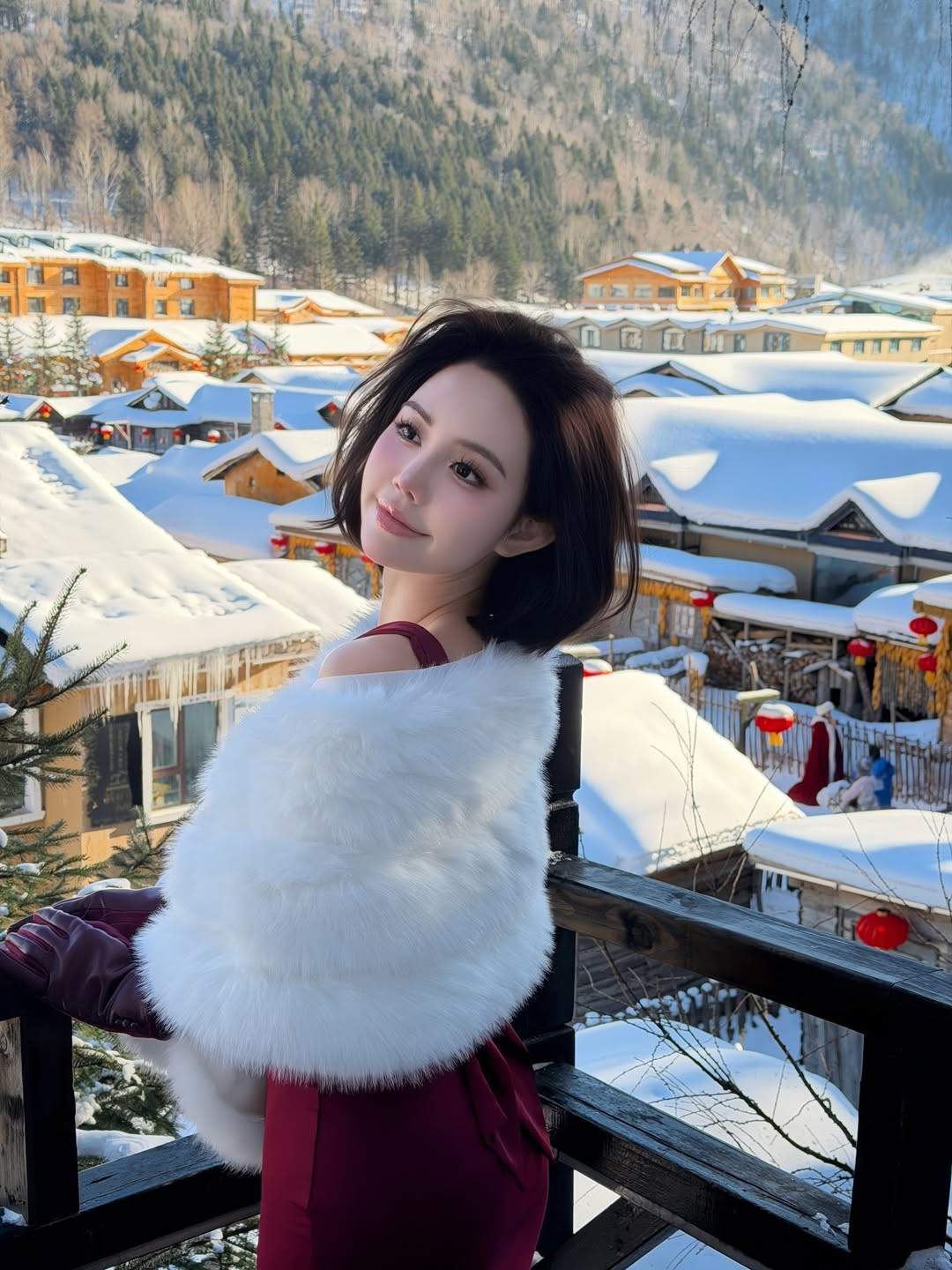 Bộ đầm đỏ ôm sát cơ thể giúp tôn lên vóc dáng nóng bỏng, đường cong mềm mại và đặc biệt là bờ lưng trần quyến rũ – chi tiết khiến Thúy Quỳnh trở nên nổi bật giữa phông nền tuyết trắng mênh mông.