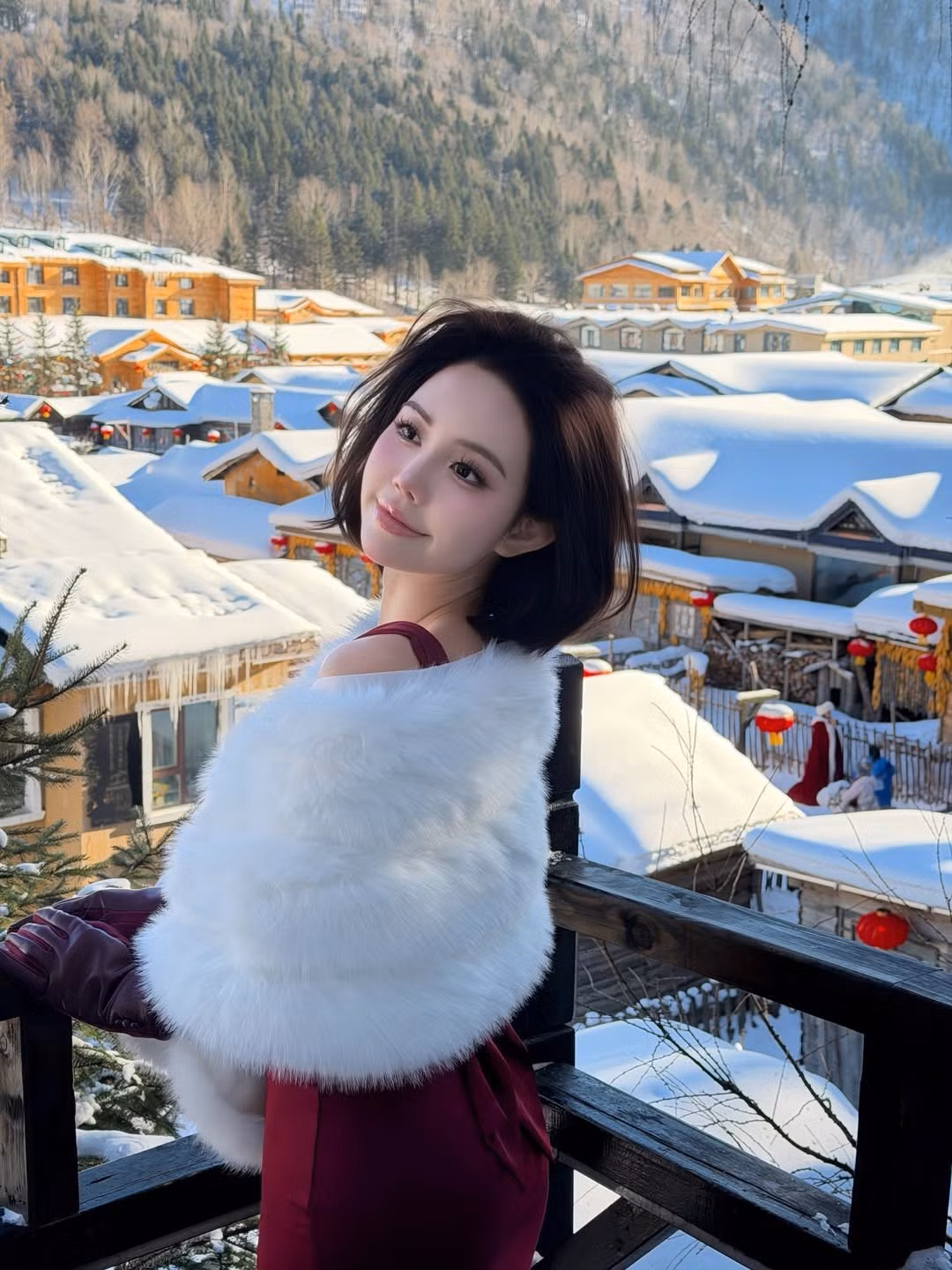 Bộ đầm đỏ ôm sát cơ thể giúp tôn lên vóc dáng nóng bỏng, đường cong mềm mại và đặc biệt là bờ lưng trần quyến rũ – chi tiết khiến Thúy Quỳnh trở nên nổi bật giữa phông nền tuyết trắng mênh mông.