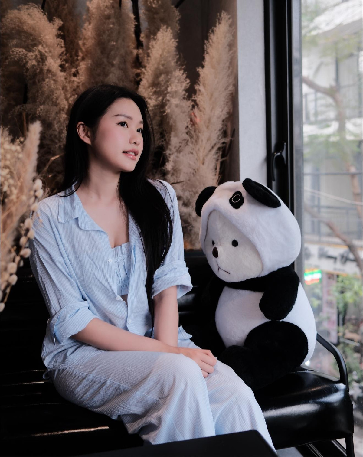 Dù bận rộn với sự nghiệp bóng đá, Đoàn Văn Hậu vẫn được khen là người chồng chu đáo, còn Doãn Hải My ghi điểm với hình ảnh nhẹ nhàng, tinh tế và khéo léo trong cách ứng xử.