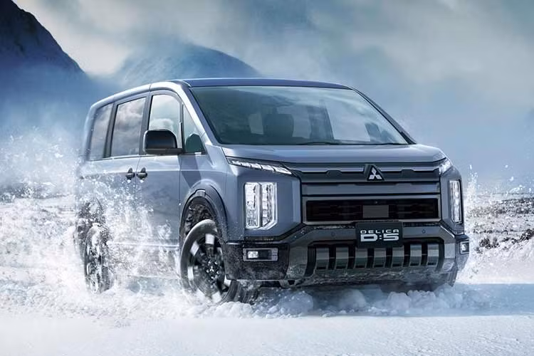 Delica D:5 Phong cách phiêu lưu hoang dã ﻿Wild Adventure là phiên bản được tinh chỉnh của concept Ultimate Gear. Và không giống như phiên bản sau, nó được trang bị các phụ kiện chính hãng của Mitsubishi. Xe có giá nóc phẳng, chắn bùn lớn và tấm chắn gầm phía sau bằng thép không gỉ. Nó không hề "hoang dã", nhưng trông rất mạnh mẽ .