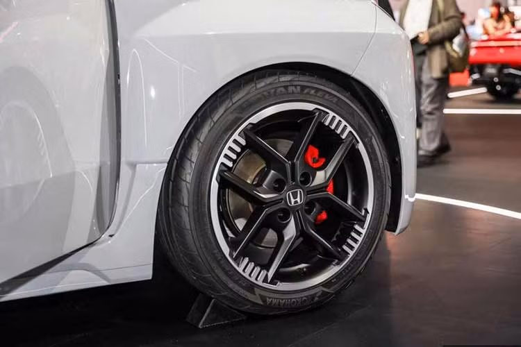 Trừ vành la-zăng, ngoại hình của Honda Super-One bản thương mại gần như giống hệt xe trưng bày. Mẫu ô tô điện này sở hữu thân xe nhỏ gọn, đèn tròn phía trước, đèn hậu hình chữ nhật và ốp cua lốp để nhấn mạnh phong cách thể thao.