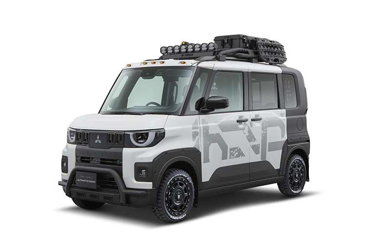 Mitsubishi Delica Mini Ultimate Gear 2026 ﻿Như tên gọi cho thấy, chiếc Delica Mini này gần như giống hệt với mẫu minivan D:5 ở trên. Xe có lớp sơn hai tông màu được tăng cường bằng lớp phủ chắc chắn, lưới bảo vệ phía trước, giá nóc và hệ thống treo được nâng cao 20 mm. Mitsubishi cũng bổ sung thêm một chiếc thang phía sau để dễ dàng lên nóc xe hơn. Delica Mini có thể nhỏ gọn, nhưng lại cao một cách đáng ngạc nhiên.