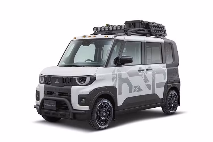 Mitsubishi Delica Mini Ultimate Gear 2026 ﻿Như tên gọi cho thấy, chiếc Delica Mini này gần như giống hệt với mẫu minivan D:5 ở trên. Xe có lớp sơn hai tông màu được tăng cường bằng lớp phủ chắc chắn, lưới bảo vệ phía trước, giá nóc và hệ thống treo được nâng cao 20 mm. Mitsubishi cũng bổ sung thêm một chiếc thang phía sau để dễ dàng lên nóc xe hơn. Delica Mini có thể nhỏ gọn, nhưng lại cao một cách đáng ngạc nhiên.